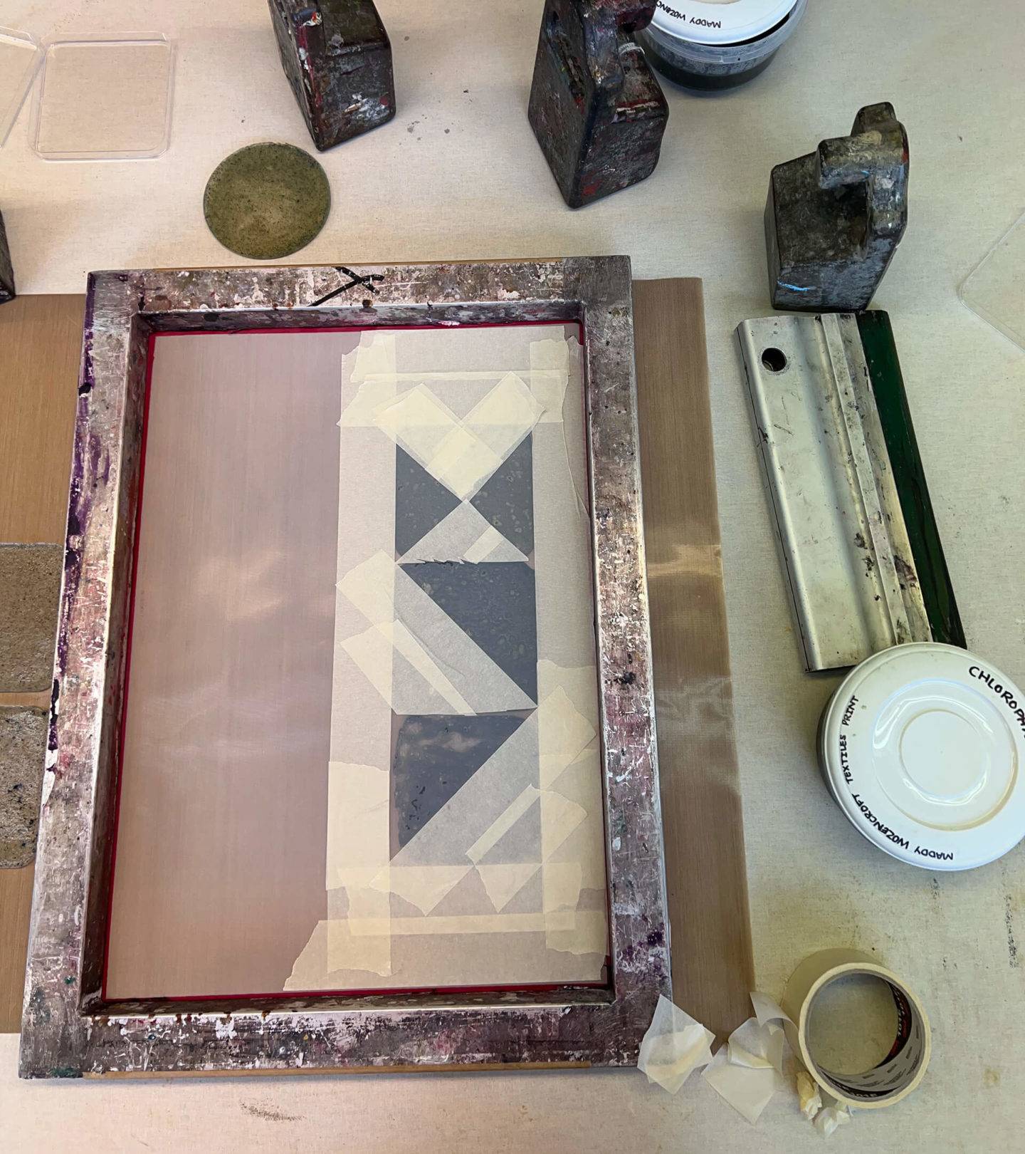 Screen printing geometric patterns